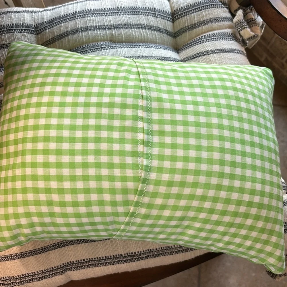 Vintage Applique Welcome Gingham Pillow. 11”x14” Charming Cottagecore. EUC
